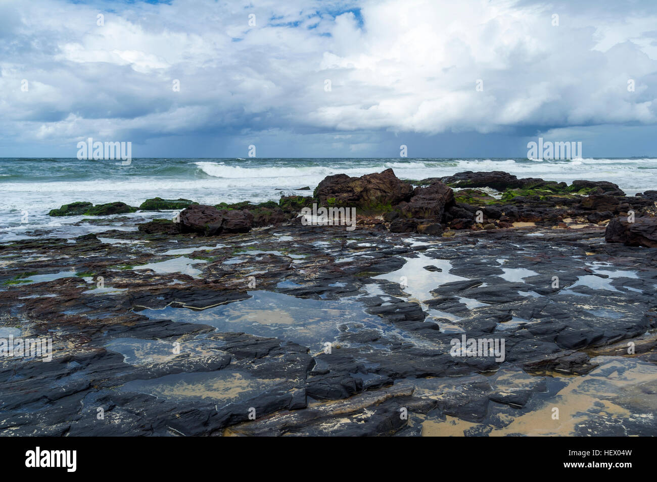 Exposés par des rochers sur la plage à marée basse. Banque D'Images