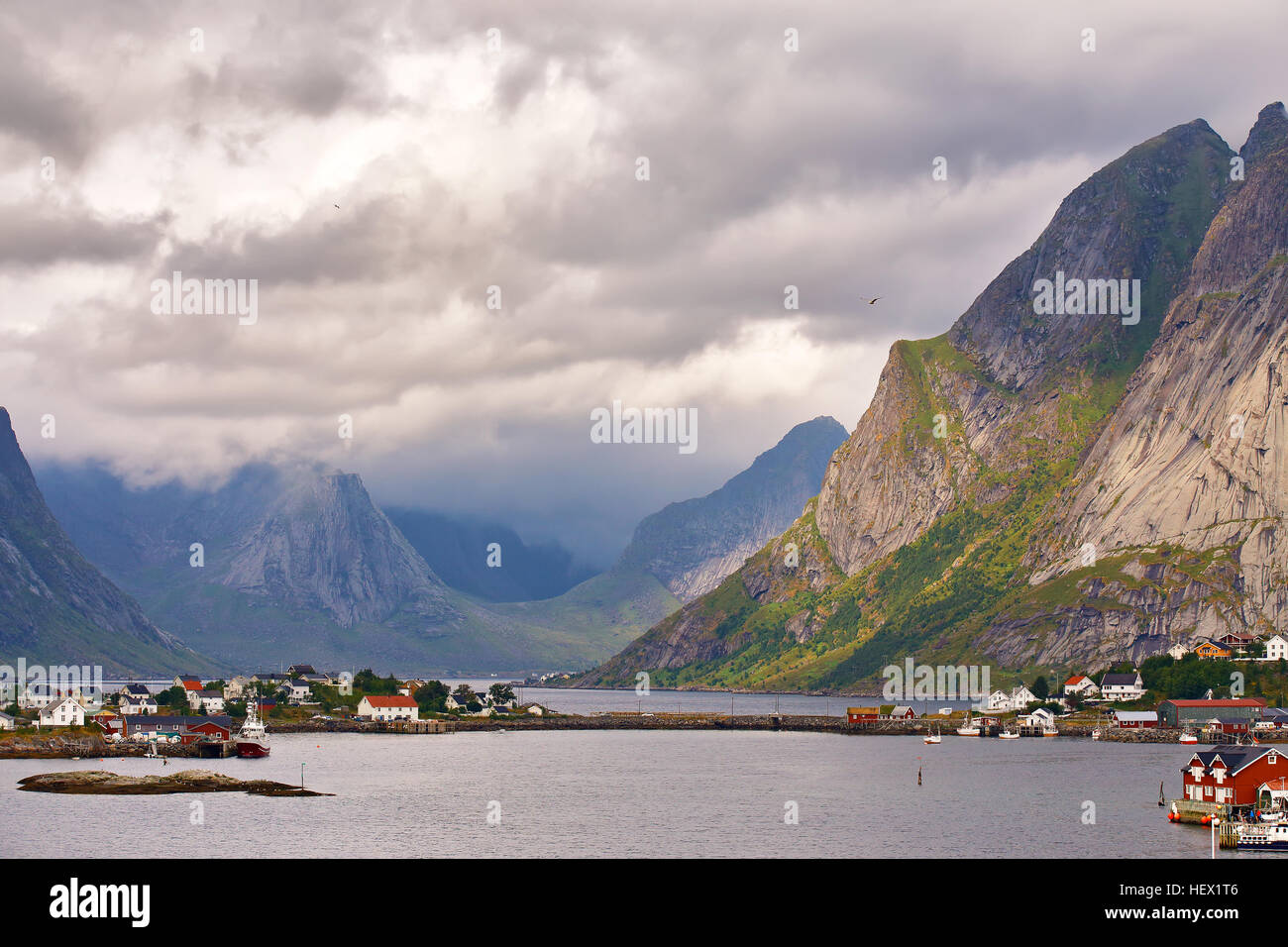 La Norvège village Reine sur un fjord. Nordic nuageux jour d'été. Les îles Lofoten en Norvège. Banque D'Images