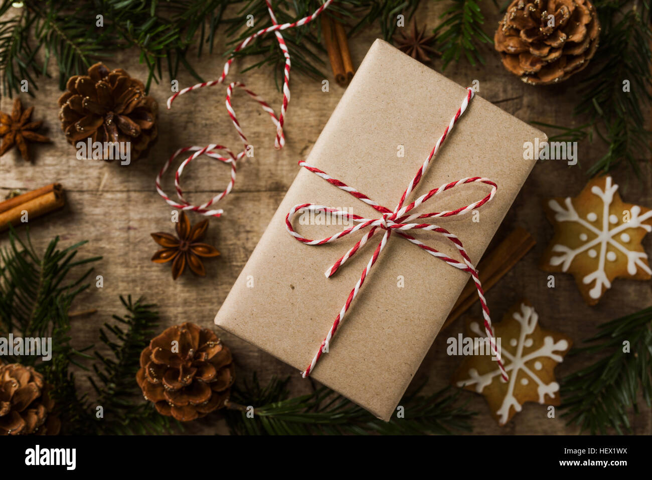 Cadeau de Noël enveloppé dans du papier kraft et entouré de natural d Banque D'Images