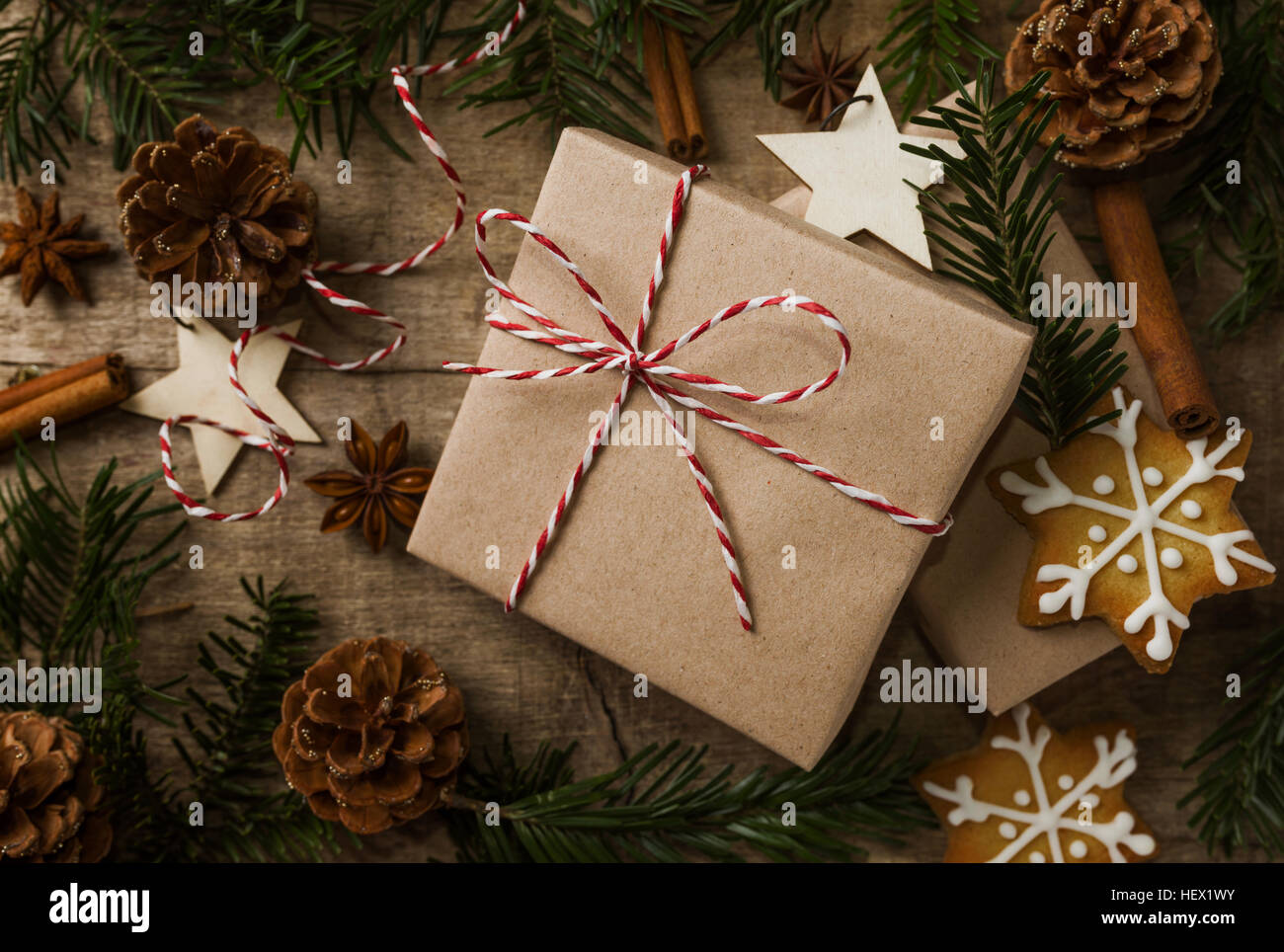 Cadeau de Noël enveloppé dans du papier kraft et entouré de natural d Banque D'Images