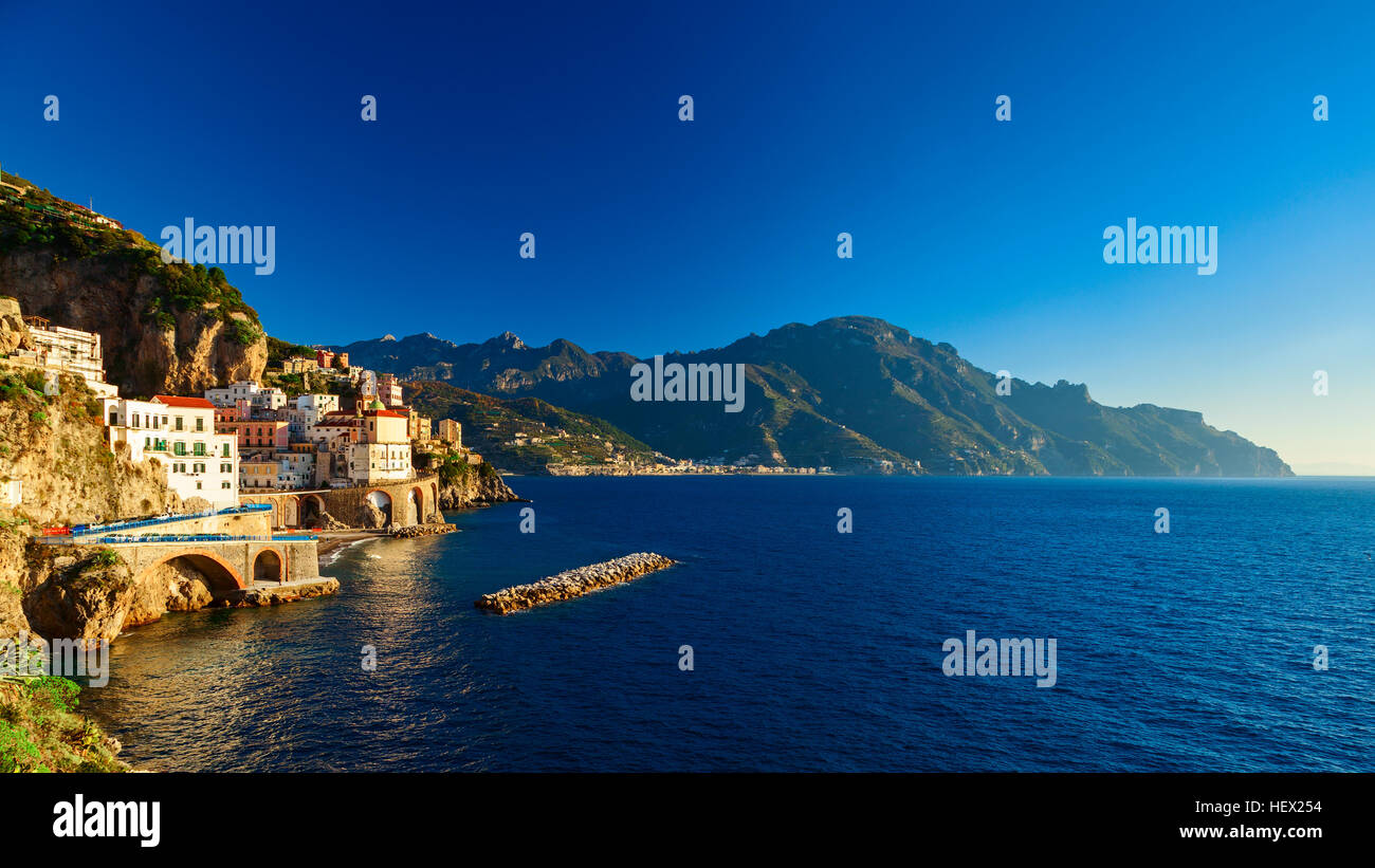 Belle vue sur la côte d'Atrani en Italie du sud Banque D'Images