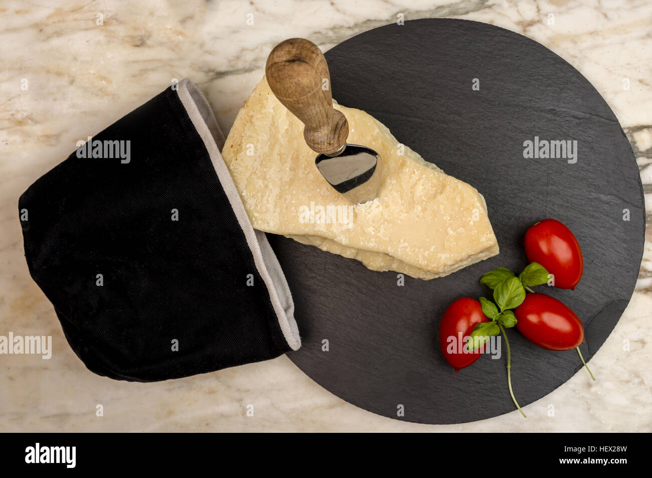 Un morceau de parmesan et certains frais généraux, tomates pizzutello close up shot Produits d'Italie. . Banque D'Images