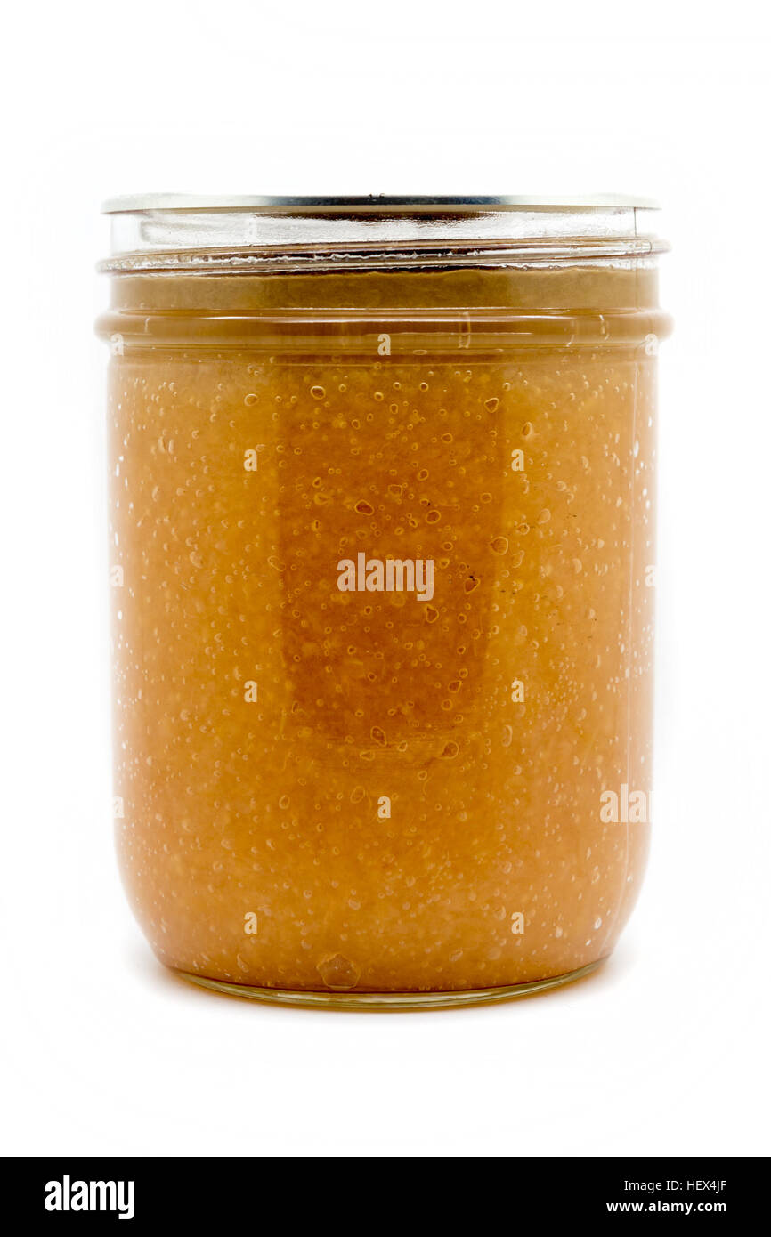 Pot de compote de pommes en conserve maison isolated on white Banque D'Images