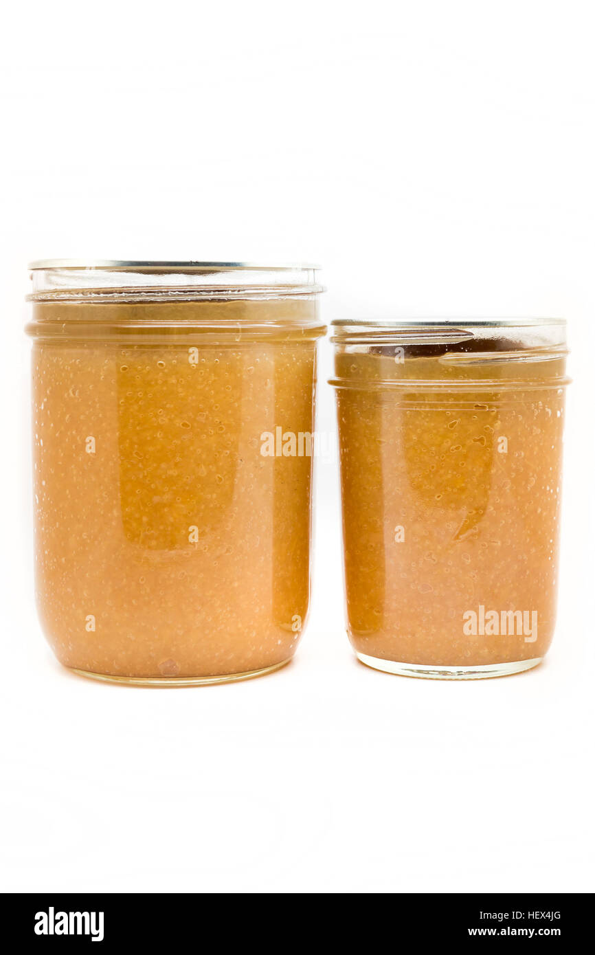 Deux pots de compote de pommes en conserve maison isolated on white Banque D'Images