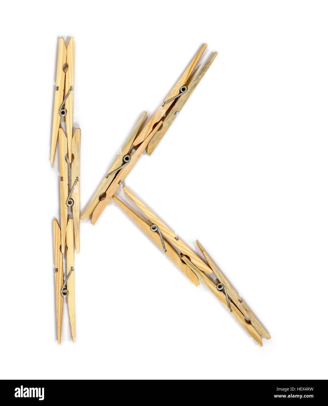 Lettre K en cas des pinces à linge en bois isolé sur blanc Banque D'Images