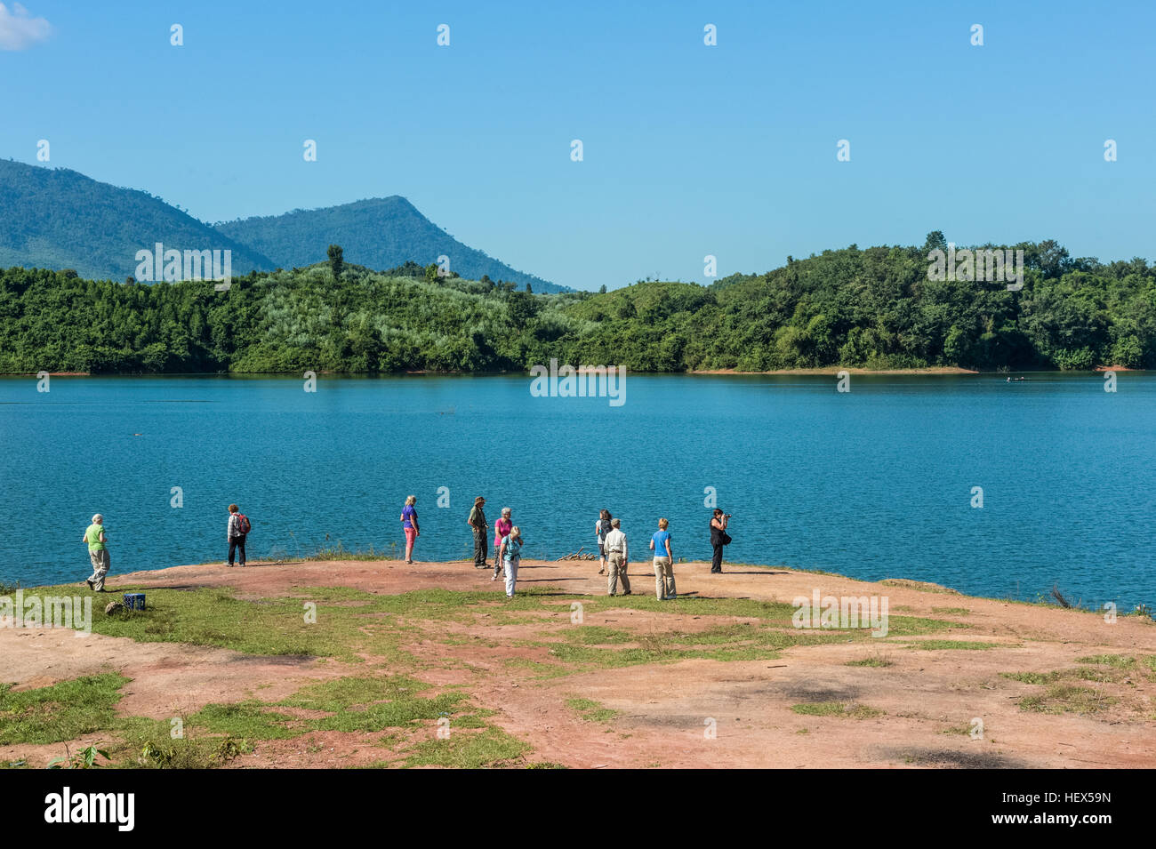 Les touristes européens voir le lac Nam Ngum Banque D'Images