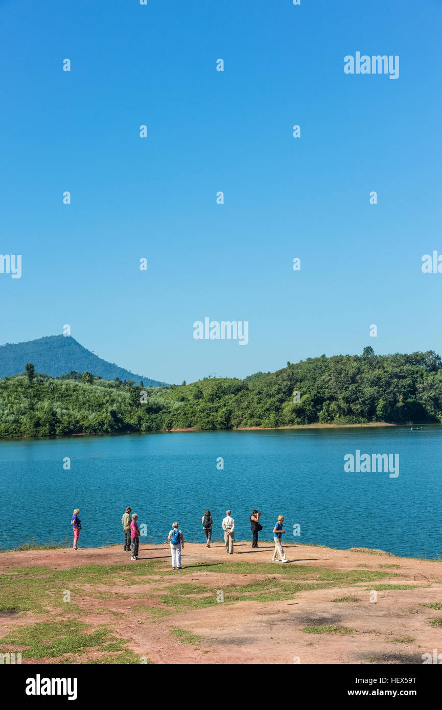 Les touristes européens voir le lac Nam Ngum Banque D'Images