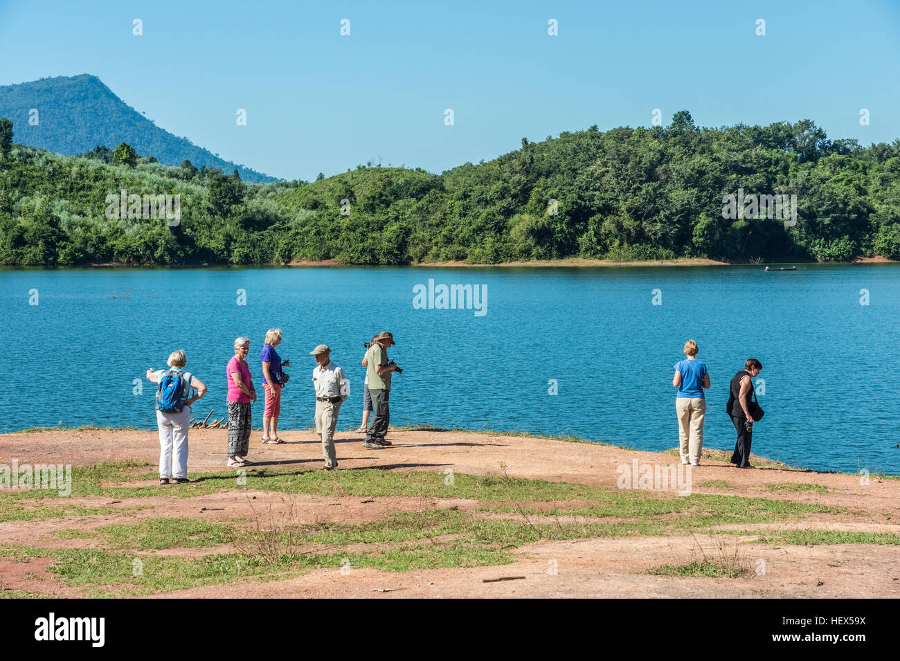 Les touristes européens voir le lac Nam Ngum Banque D'Images