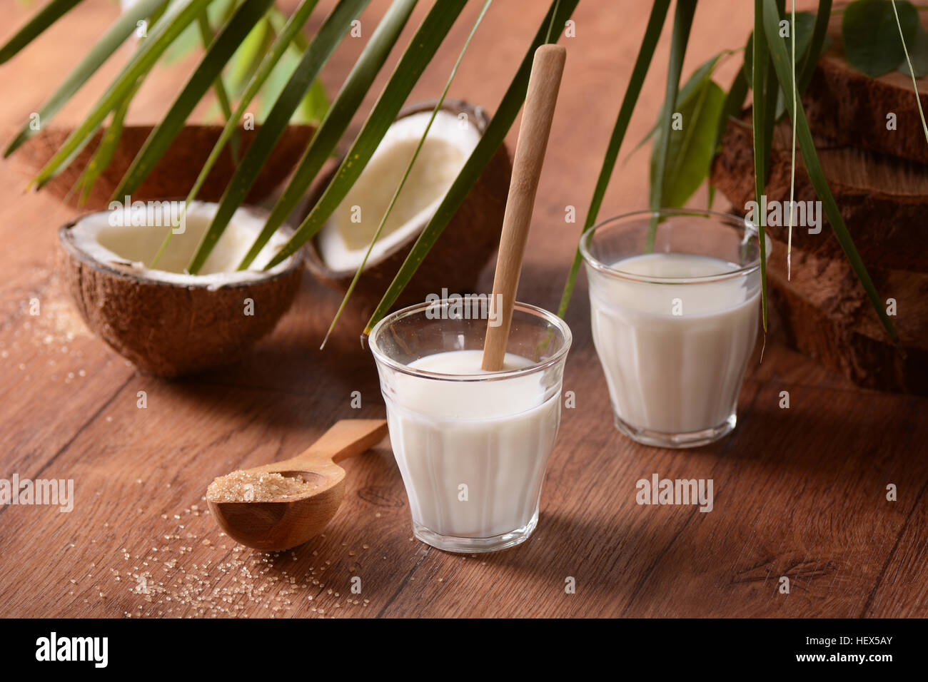 Le lait de coco dans le verre avec des fruits autour de Banque D'Images
