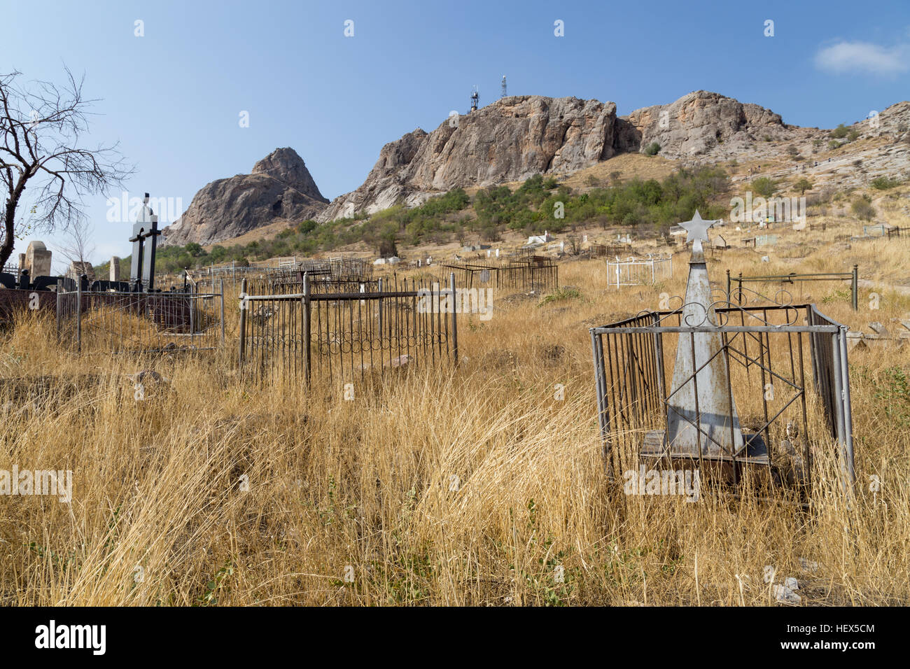 Osh, au Kirghizistan - Octobre 05, 2014 : un cimetière musulman traditionnel au pied de la colline de Salomon Banque D'Images