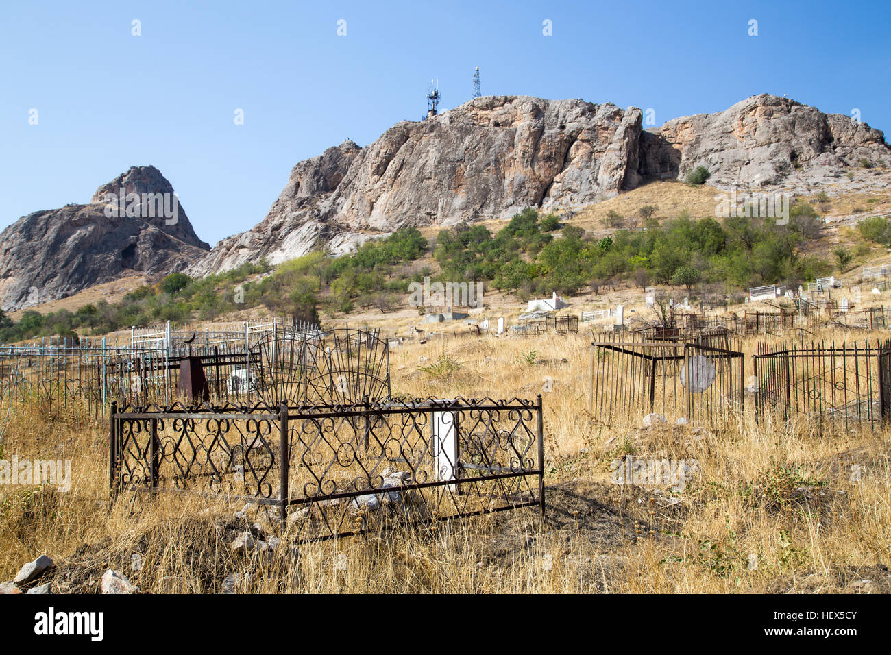 Osh, au Kirghizistan - Octobre 05, 2014 : un cimetière musulman traditionnel au pied de la colline de Salomon Banque D'Images