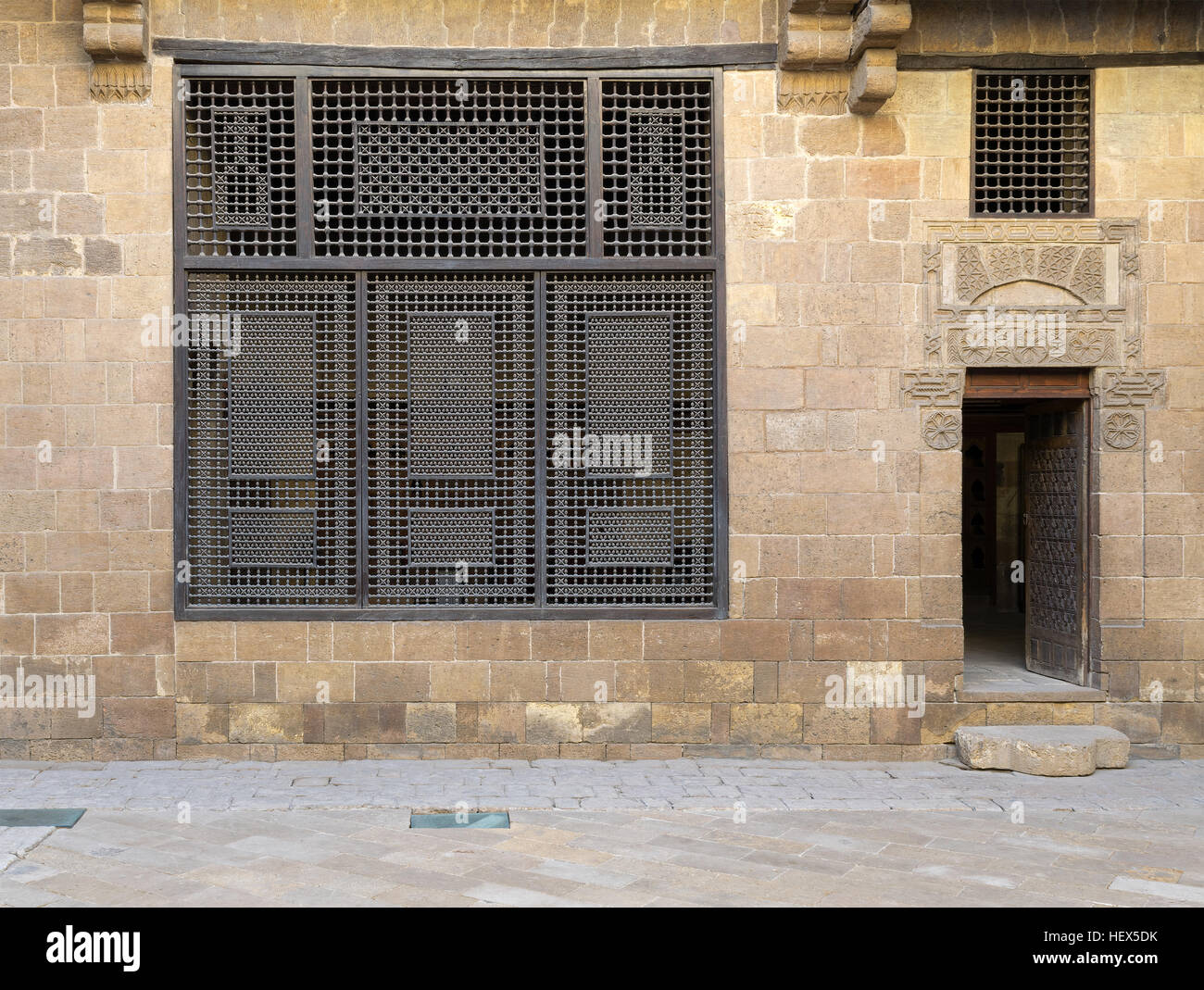 (Façade Mashrabiya fenêtre et ouvrez la porte en bois sur mur de pierre) de Beit (maison) El Harrawi, une vieille époque mamelouke maison historique à l'époque médiévale Le Caire, Egypte Banque D'Images