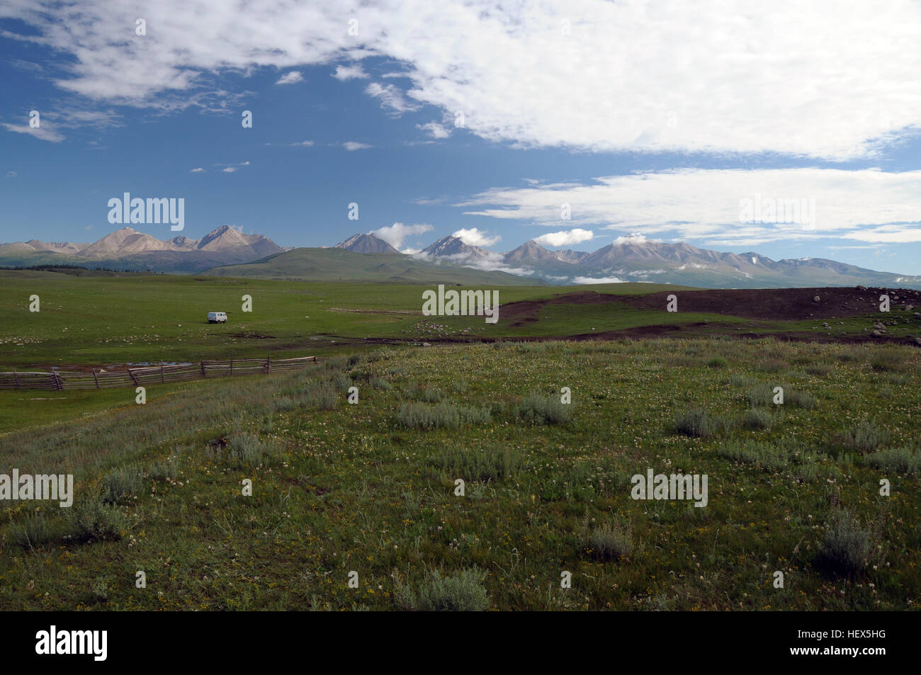 Sayans comme vu de l'extrémité nord du lac Hovsgol, Mongolie Banque D'Images