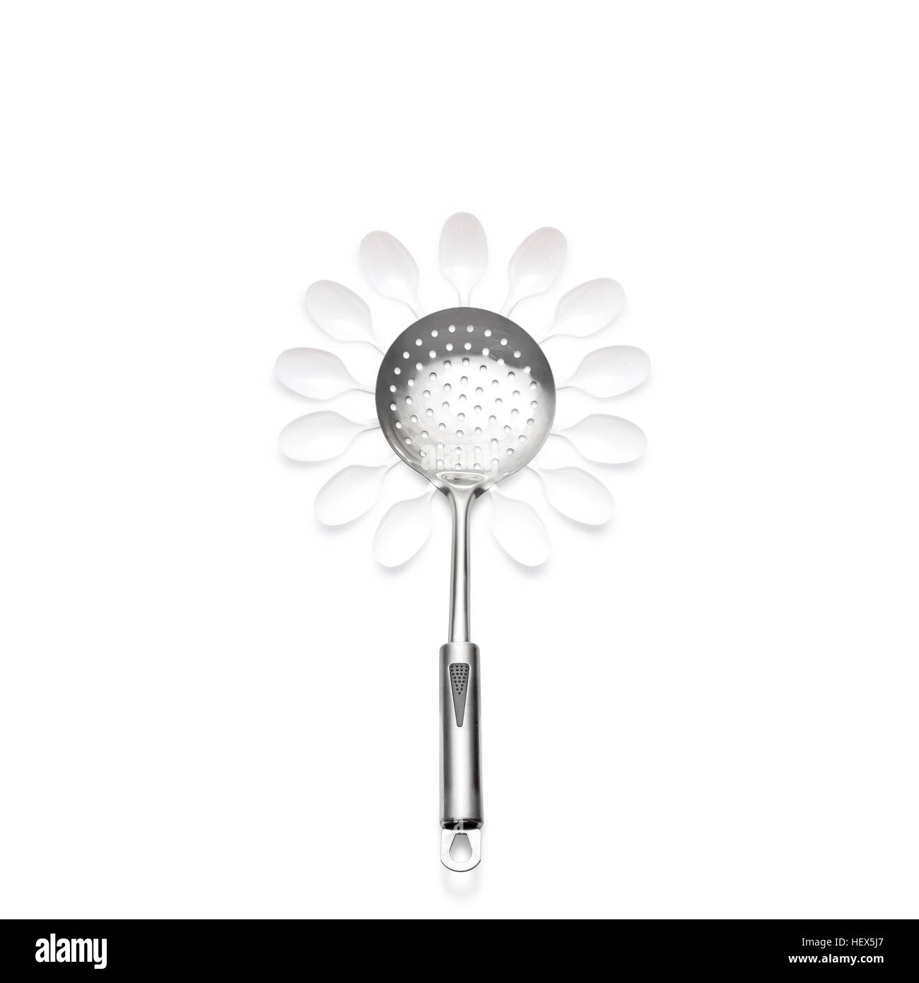 Concept créatif photo d'une cuillère perforée avec cuillères en plastique  en forme de fleur sur fond blanc Photo Stock - Alamy