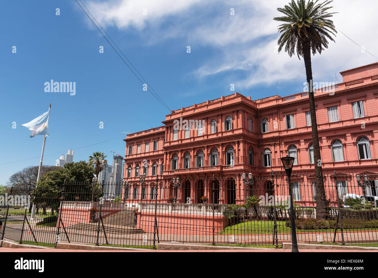 Casa Rosada en Plaza de Majo à Buenos Aires avec l'dans une journée ensoleillée (Argentine) Banque D'Images