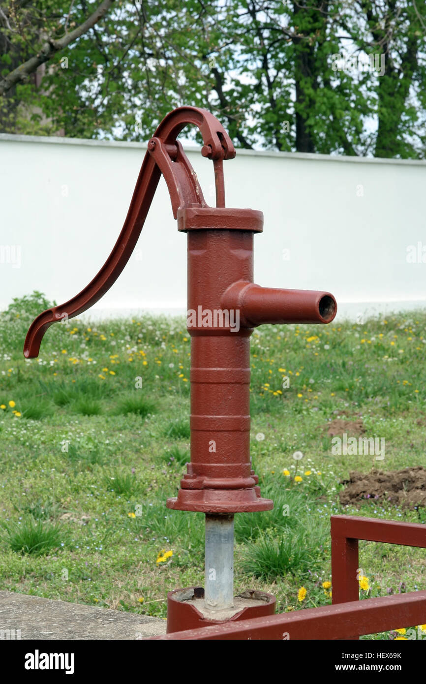 Robinet d'eau vintage. Ancienne pompe à eau Photo Stock - Alamy