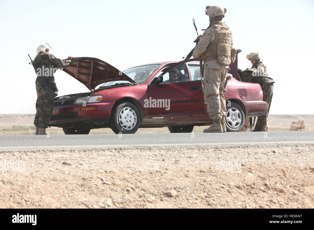 Fusiliers marins et soldats de l'Armée nationale afghane recherchez une voiture passant par sur la route 606 en Afghanistan, Demazong, Octobre 18. Des marines et des soldats afghans véhicules contrôlés en passant par des activités de contrebande, y compris les engins explosifs et matériaux utilisés pour faire les EEI, l'arme de prédilection des Talibans contre les forces de la coalition. Les marines, les soldats afghans mener des opérations de sécurité dans Demazong DVIDS334795 Banque D'Images