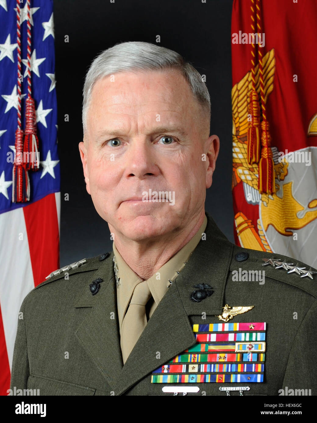 Portrait officiel, à découvert, de la 35e Commandant du Corps des Marines, le général James F. Amos. Le général Amos est le premier aviateur dans l'histoire du Corps des marines d'être sélectionné pour le poste, et le premier commandant adjoint d'être promu au poste de plus de 20 ans. (Us Marine Corps photo par le Sgt. Alvin Williams/libéré) le Général James F. Amos Banque D'Images