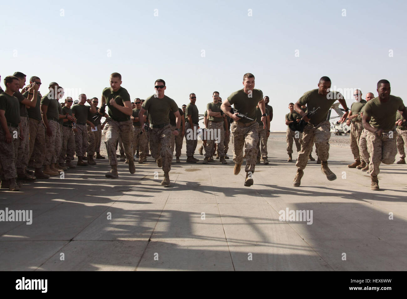 Marines Marines de l'Escadron d'hélicoptères lourds 362, 3rd Marine Aircraft Wing (avant), déposer dans un sprint pour lancer le laid Jeux. La première compétition de 10 a été une course de relais d'un mille. Les Marines ont travaillé 65 jours sans un jour de congé depuis leur arrivée en septembre et le laid Jeux se sont tenus de donner les Marines une pause dans leur routine de travail. Pour l'entretien des machines marines pas DVIDS337558 Banque D'Images