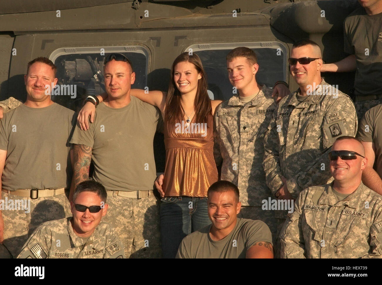 Artiste de la musique country, Ayla Brown, s'enclenche une photo avec un membre de la société C, 1-214ème régiment d'aviation tout en visitant le camp ici le 16 novembre. Les soldats de l'entreprise C, ou 'Dust', a enseigné au sujet de leur brun mission assurer l'évacuation médicale d'urgence et des soins aux blessés pendant le déploiement. Brown et son entourage est sorti avec l'Outback Steakhouse, Inc., Restaurant Partners, LLC, dans le cadre de l'opération nourrir la liberté. L'alimentation de l'opération "Liberté" a démarré en 2002, et a nourri plus de 170 000 membres de service en Irak, Koweït, Bahreïn, Djibouti, la Turquie, le Qatar, Manas et en Afghanistan.  : Inutile Banque D'Images