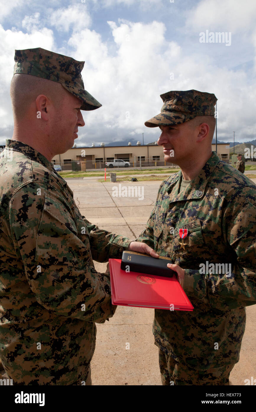 Le S Cody M Maynard S Afficher Son Etoile De Bronze Avec Distinction Comme Appareil De Combat 3e Regiment De Marines Le Colonel Commandant James W Bierman Lui Remet La Citation Au Cours