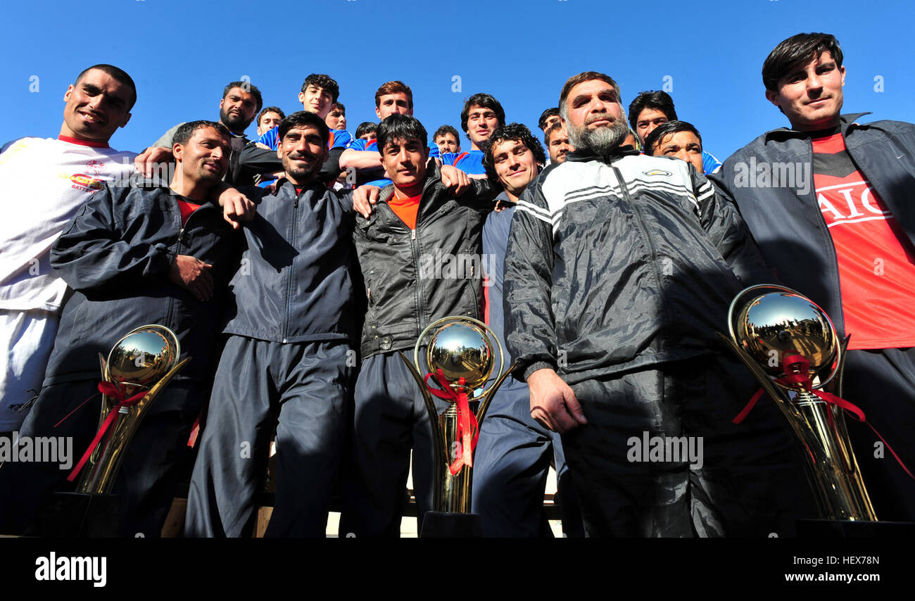 La province de Ghazni, Afghanistan - Les trois premières équipes hors de la ville de Ghazni posent avec leurs trophées au cours de la relation amicale entre les États-Unis, l'Afghanistan et tournoi de volley-ball polonaise le 5 décembre 2010 sur la base d'opérations avancée de Ghazni. Le tournoi a été organisé par le Département d'État pour aider à soutenir le gouvernement local et encourager les civils à Ghazni supprimer de vieilles idées et de se regrouper en un seul pour produire une meilleure relation entre eux et les forces de la coalition. (Photo de U.S. Air Force aviateur Senior Courtney Witt, l'Équipe de reconstruction provinciale de Ghazni Ghazni FOB afghane des hôtes) Banque D'Images