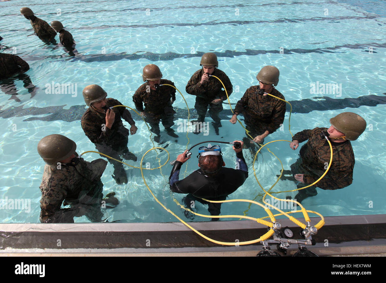 MARINE CORPS BASE CAMP PENDLETON, en Californie - Marines avec 13e Marine Expeditionary Unit, Élément de commandement, d'apprendre à respirer à partir d'un équipage d'hélicoptère de l'appareil respiratoire lors de l'évacuation amphibie modulaire cours formateur à bord Marine Corps Base Camp Pendleton, 25 janvier. La DBC Marine donner des bouteilles d'air respirable de minutes en cas d'être submergés sous l'eau à l'intérieur d'un hélicoptère. (Official U.S. Marine Corps photo par le Cpl. Christopher O'Quin)(publié) 13e MEU Marines mener la formation de survie en eau DVIDS362737 Banque D'Images