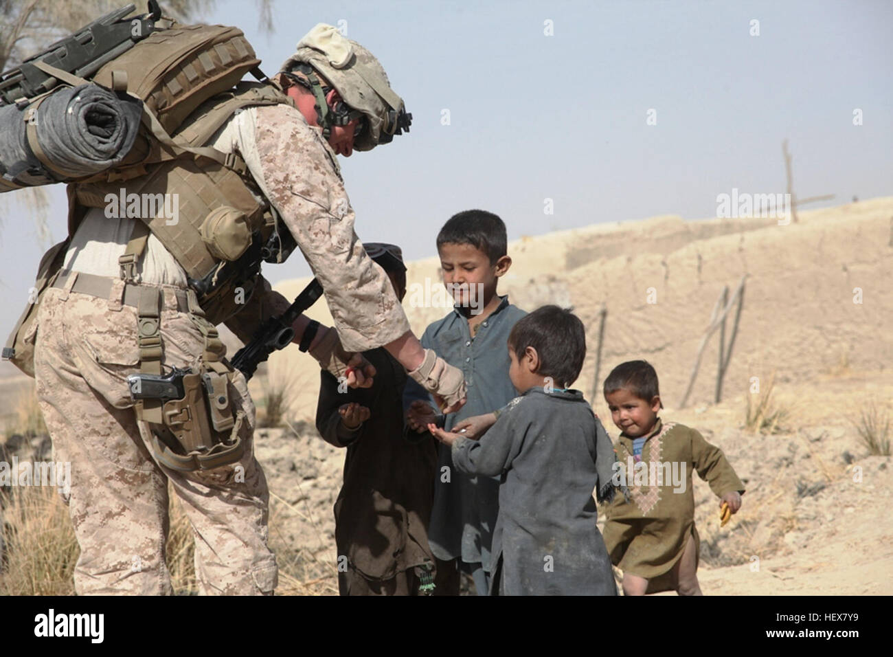 Maître de 3e classe Dylan Morris, un Delta avec corpsman compagnie, 3e Bataillon de reconnaissance blindé léger, 1 Division de marines (avant), donne des bonbons à des enfants au cours d'une patrouille dans la région, le 27 janvier. Morris, un jeune de 25 ans originaire de Dayton, Ohio, se lie d'amitié avec les enfants de la communauté dans un effort pour gagner le soutien et la confiance des villageois. Dragoon Devil Doc diagnostique un avenir meilleur pour les Afghanes DVIDS362175 Banque D'Images