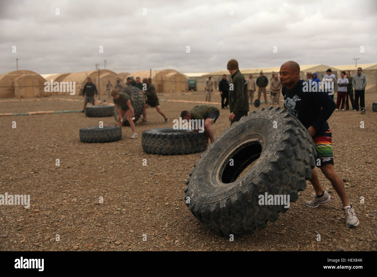 Le capitaine Miguel Toledano (à droite), un contre-dispositif explosif de  direction avec le Commandement régional sud-ouest, effectue le premier pneu  flips au cours de Fitness CrossFit Sapadalure Sapadalure Défi Throwdown au  Camp,