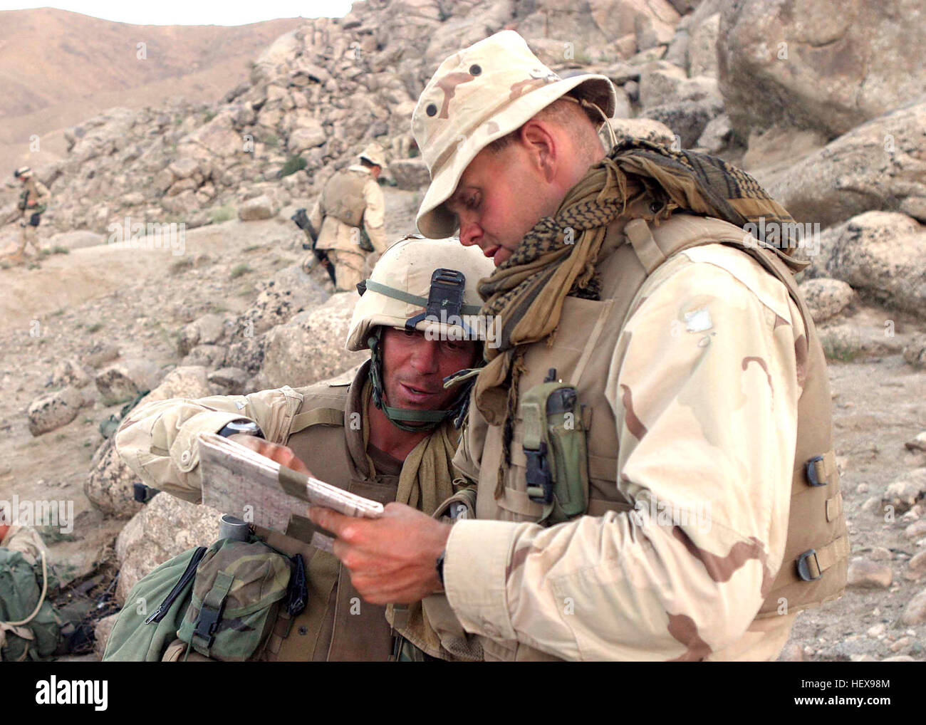 M 8096m 001 Oruzgan Province Afghanistan Avr 12 04 Les Marines Americains Affectes A La Compagnie Alpha Bataillon 1e Equipe D Atterrissage Ne 6eme Marines Verifier Une Carte Durant L Operation Rio Bravo Une Operation