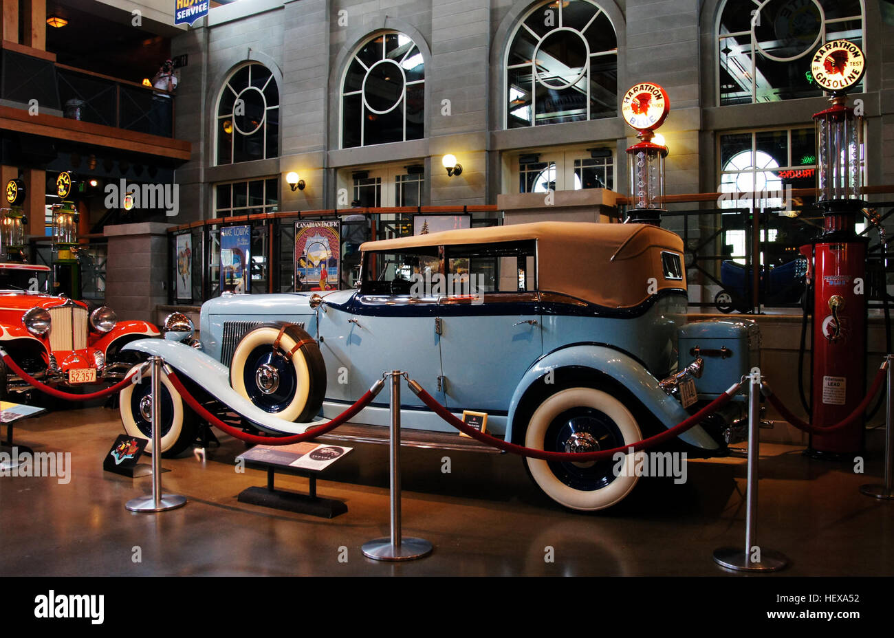 Cette voiture bleue éclatante exposée au Gasoline Alley Heritage Park à Calgary fait partie de l'exposition Classic Roadsters. La voiture, avec ses pneus à parois blanches, reflète l'âge d'or du design automobile. Gasoline Alley abrite une vaste collection de voitures anciennes, offrant un aperçu de l'histoire et de l'évolution des automobiles à travers des classiques restaurés de façon experte. Banque D'Images