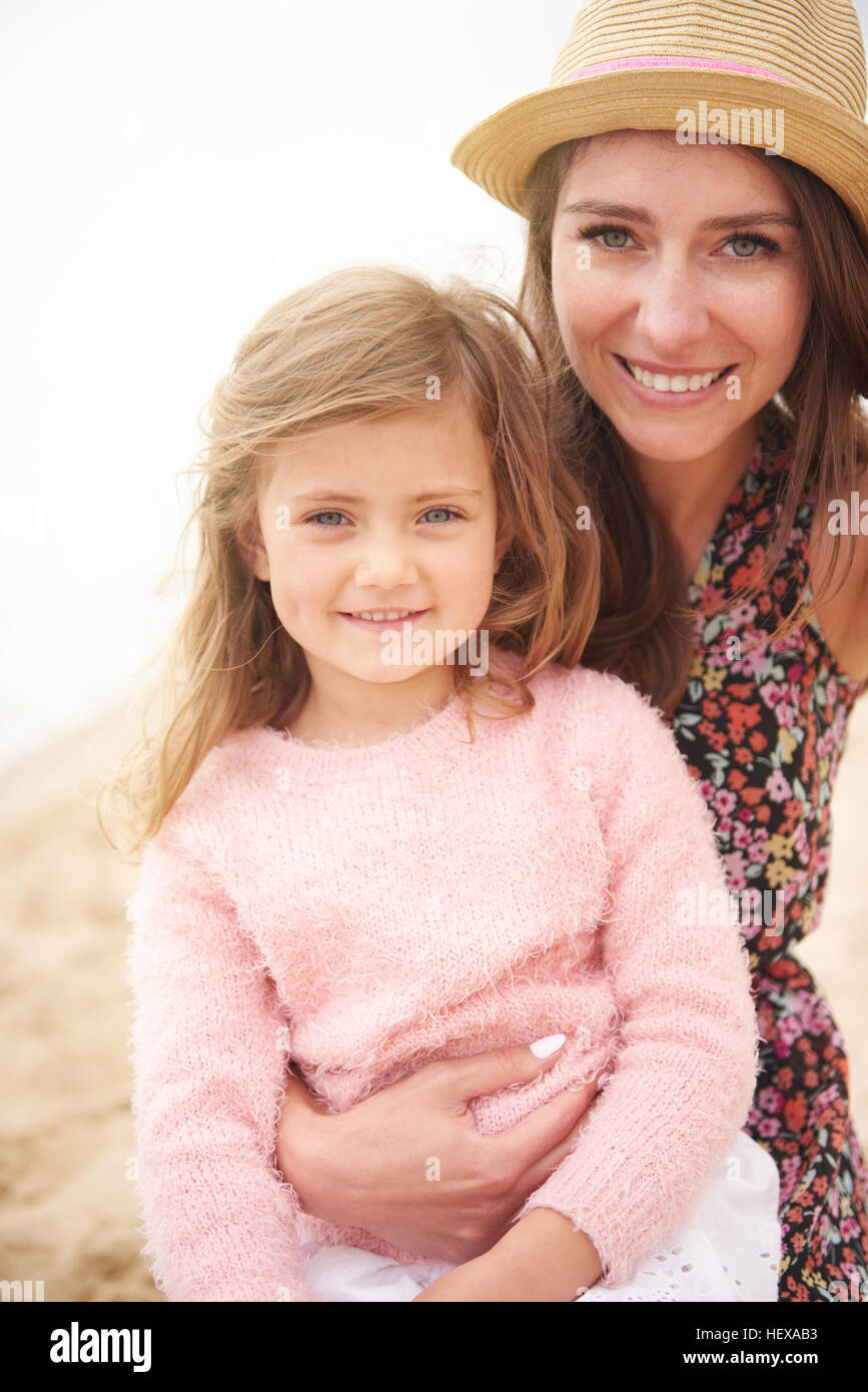 Happy mother and daughter on beach Banque D'Images