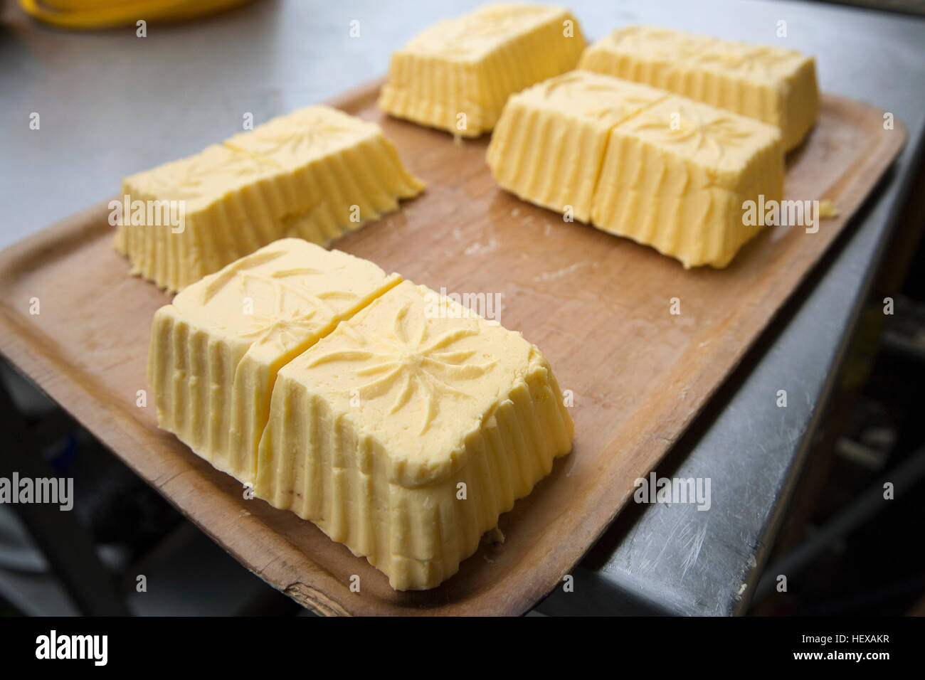 Le beurre fraîchement préparés dans la cuisine de ferme laitière, Sattelbergalm, Tyrol, Autriche Banque D'Images