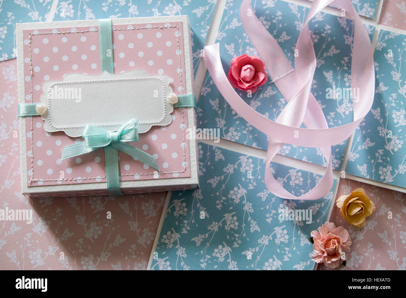 Vue de dessus de boîte-cadeau, ruban et fleurs en papier Banque D'Images