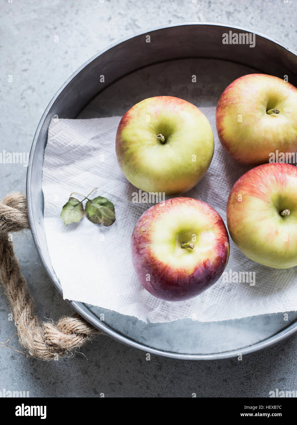 Pommes Honeycrisp frais sur le plateau métallique Banque D'Images