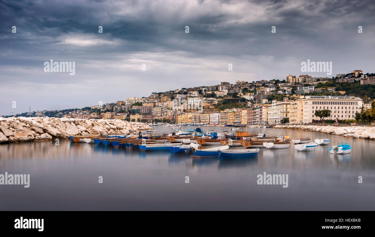 Les nuages au-dessus de Naples, Italie. Banque D'Images