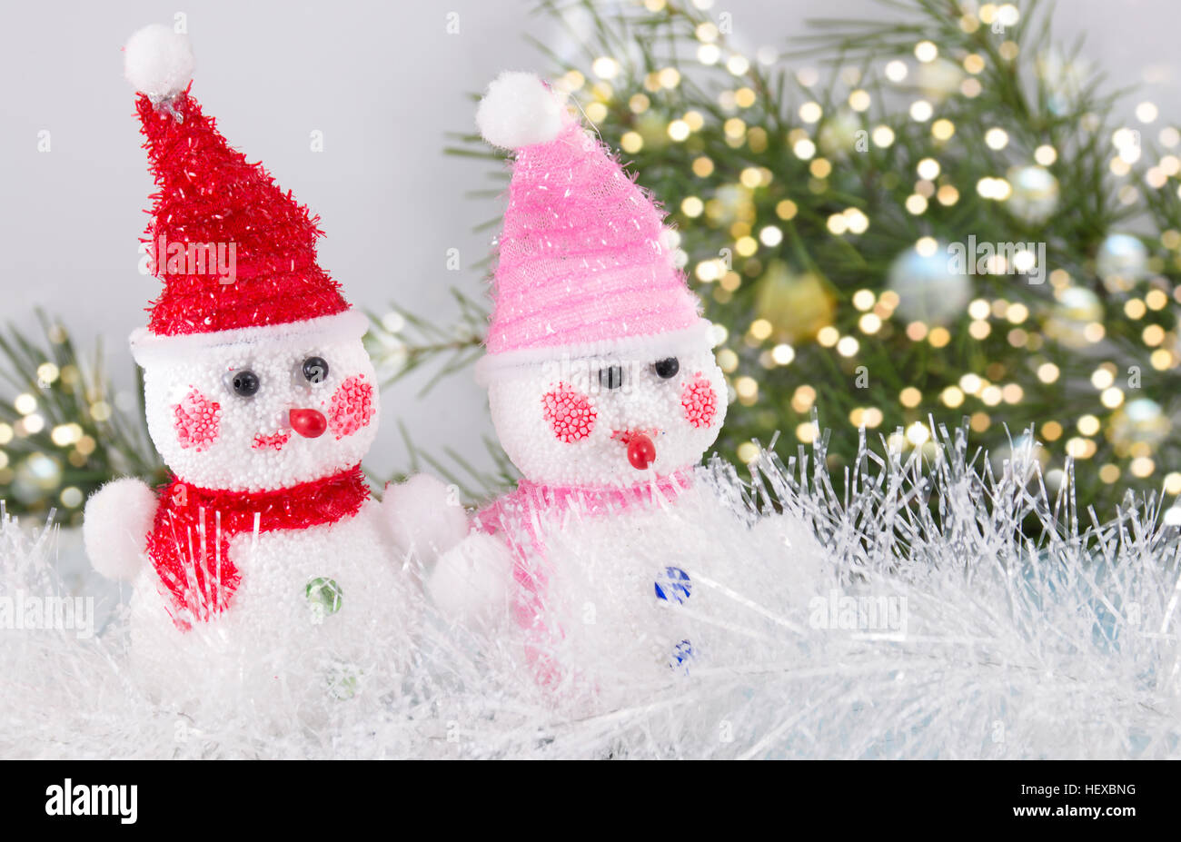 Deux toy snowman avec festive Christmas background Banque D'Images