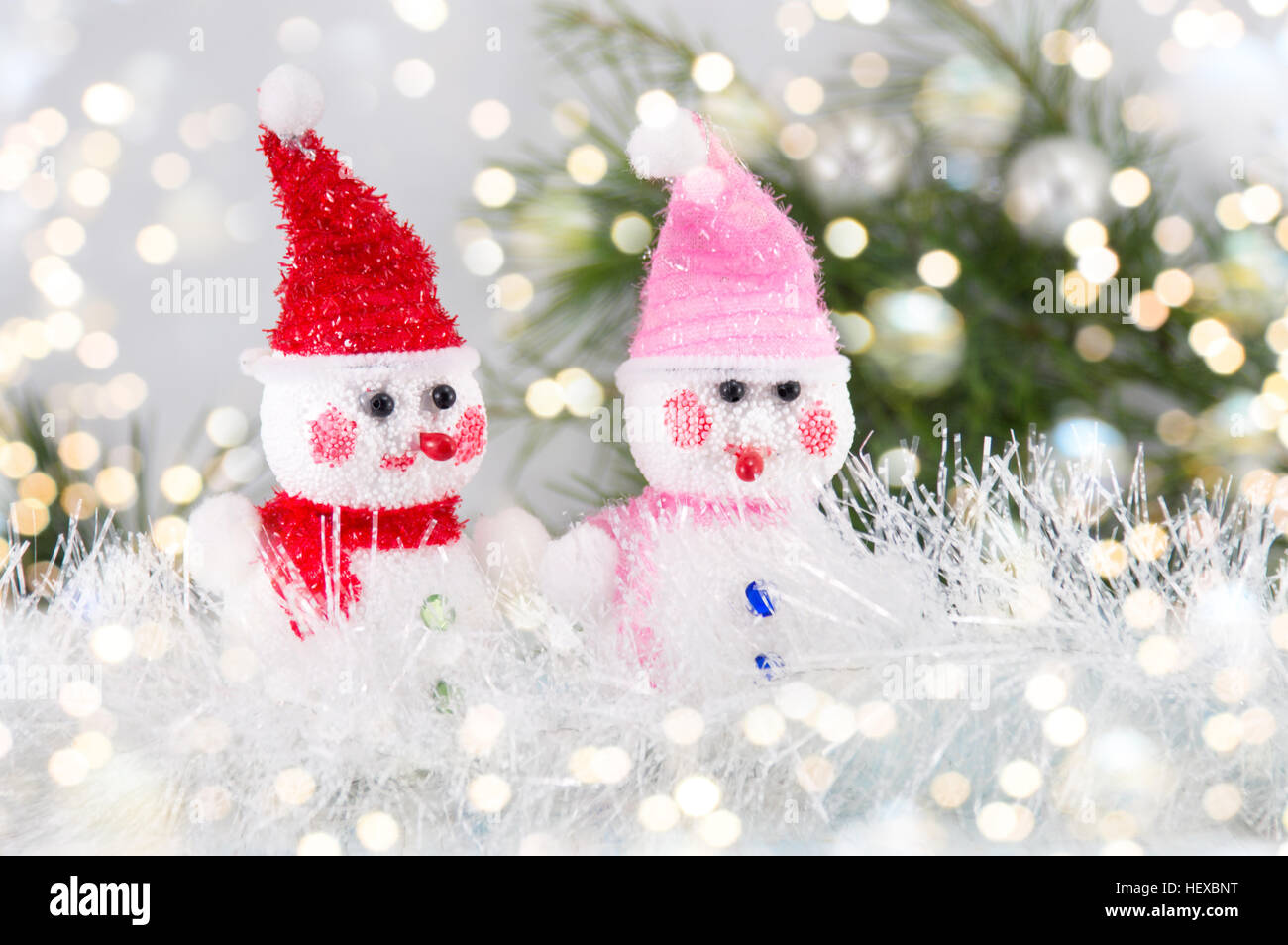 Deux toy snowman avec festive Christmas background Banque D'Images