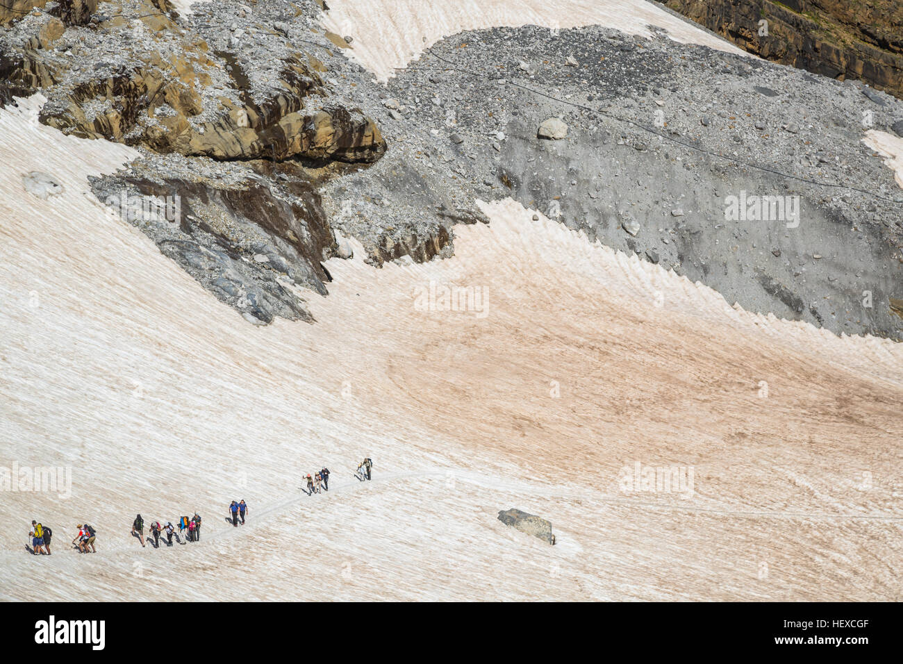 Les personnes voyageant dans les montagnes grand groupe de touristes Banque D'Images