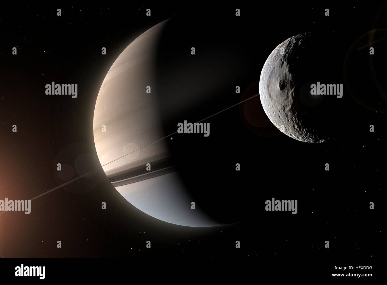 Impression de la géante gazeuse planète Saturne, avec les anneaux vus sur edge. Lumière du soleil filtré par les anneaux colorés a l'hémisphère inférieur une nuance de bleu, un effet qui a été photographié par la sonde Cassini. L'intérieur et le plus petit des principales Lunes, Mimas, est indiqué en face de la planète, dominée par son grand cratère Herschel. Banque D'Images