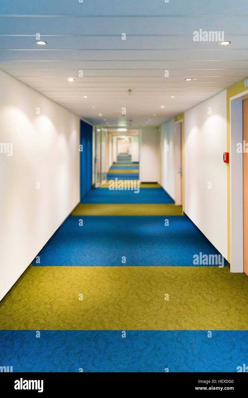Couloir et porte, diminuant la perspective. Banque D'Images