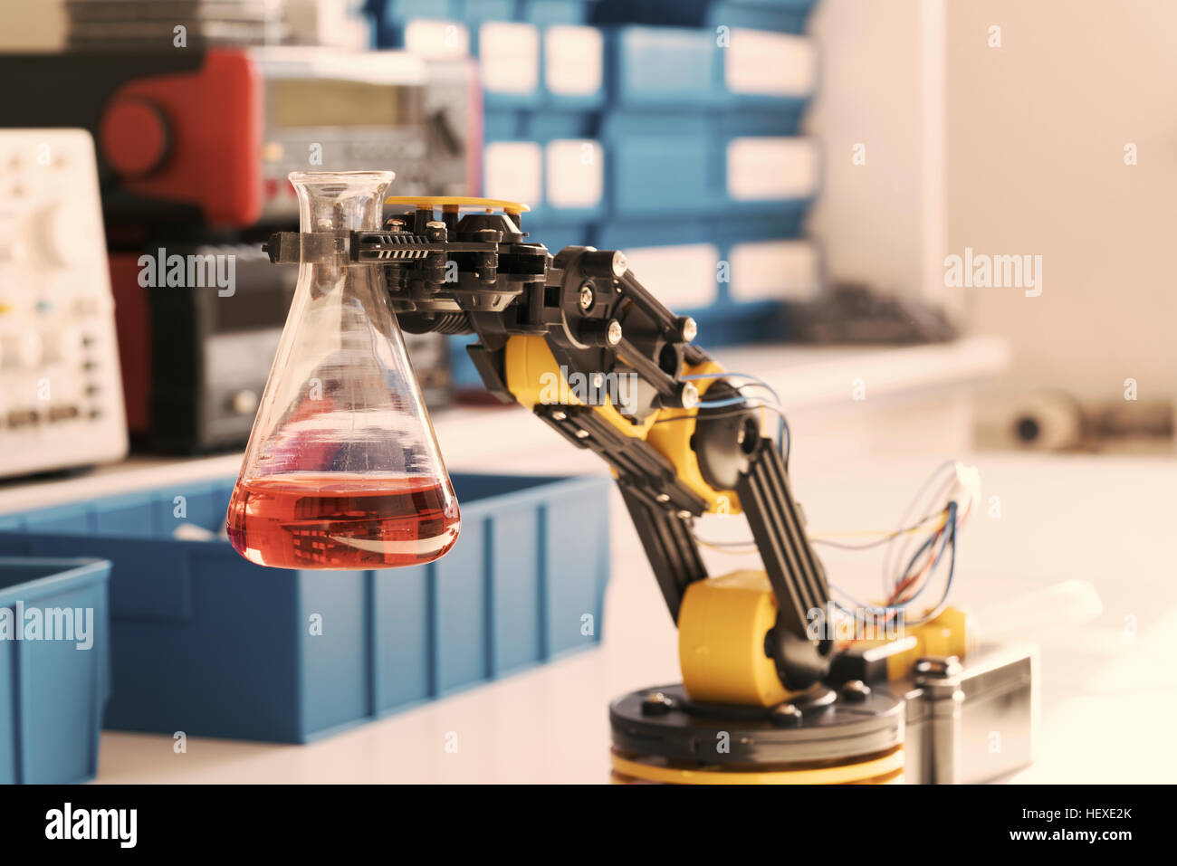 Bras robotisé holding flask chimiques. Banque D'Images
