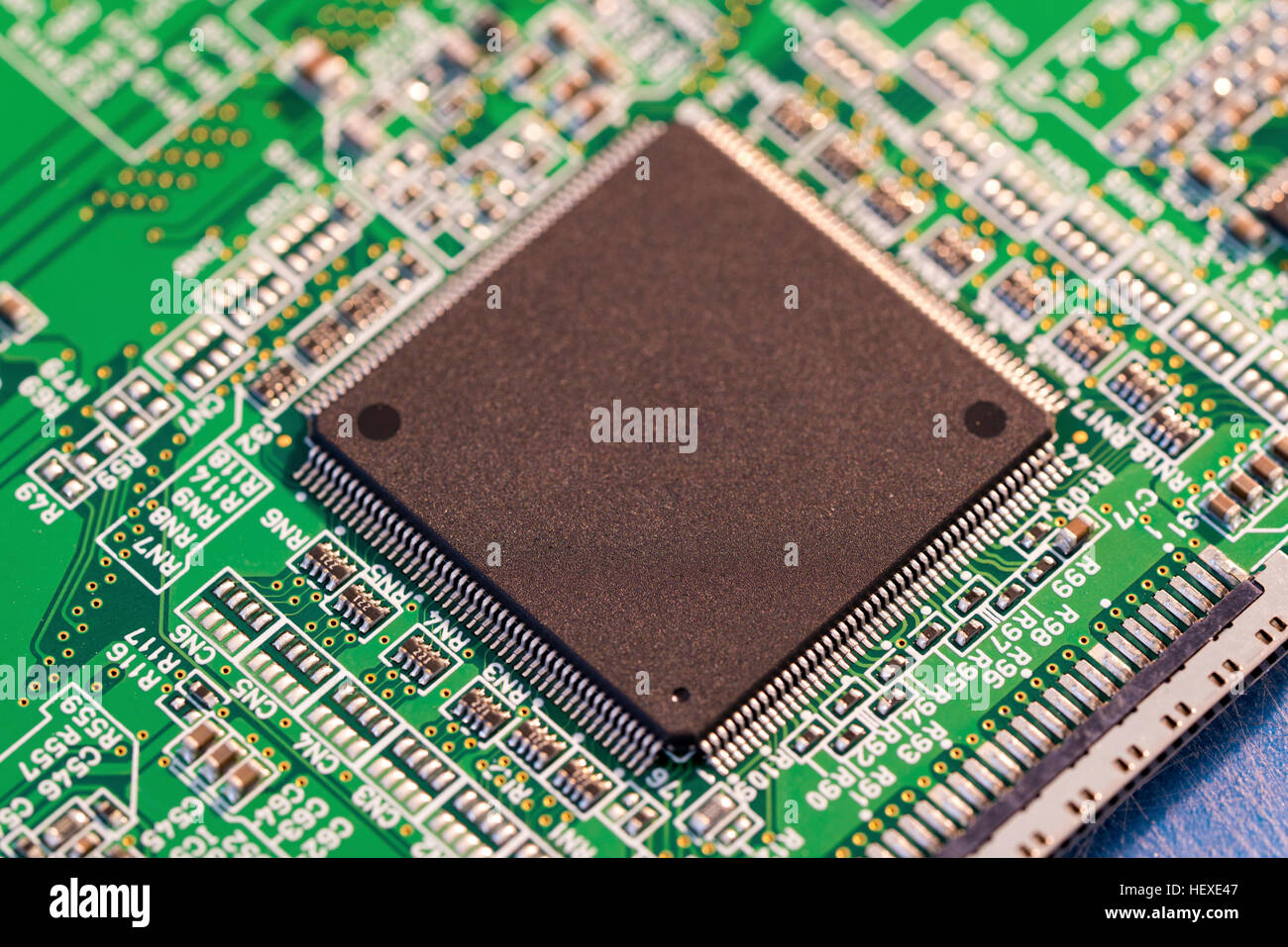 Puce de silicium sur une carte circuit microprocesseur. Banque D'Images