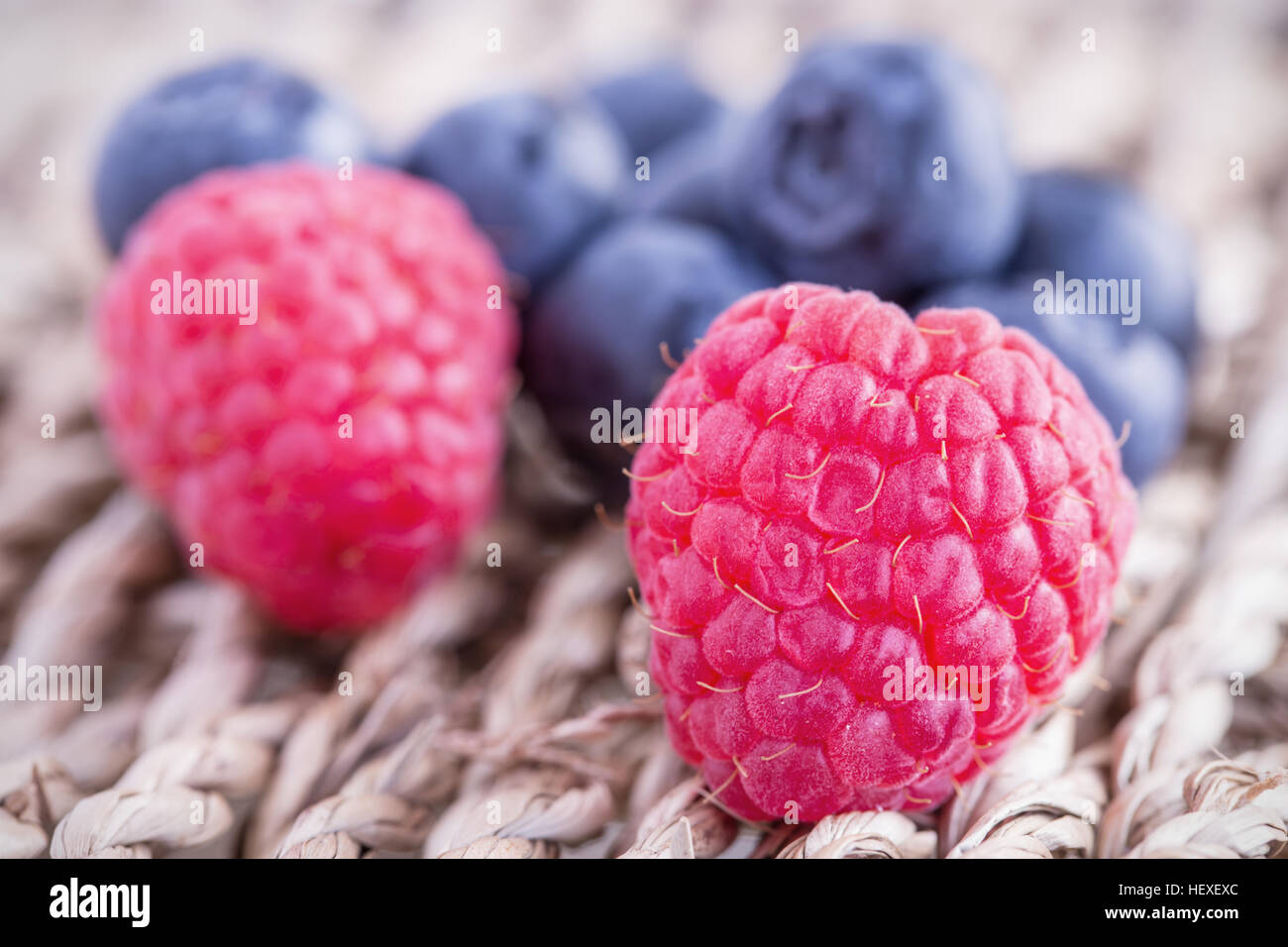 Les framboises et les bleuets Banque D'Images