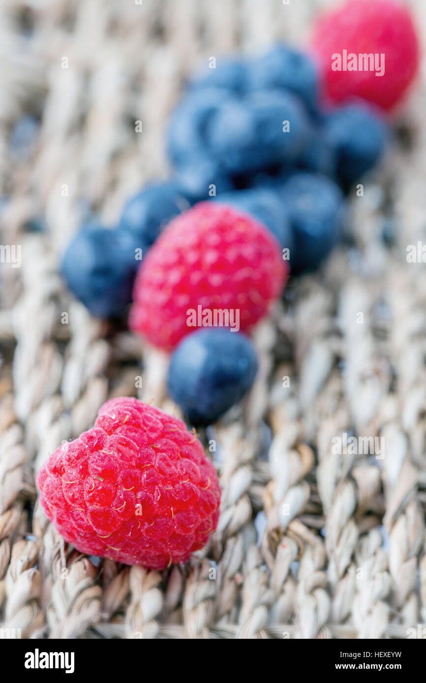 Les framboises et les bleuets Banque D'Images