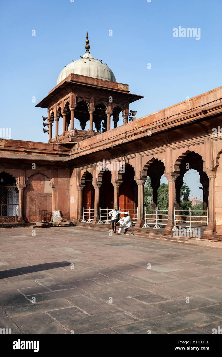 Tower et arches, la Mosquée Jama Masjid, Old Delhi, Inde Banque D'Images