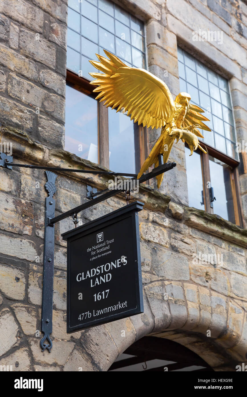 Edimbourg, Royaume-Uni - 09 septembre 2016 : la terre de Gladstone avec un faucon doré au-dessus de l'entrée. Son 17e siècle un des survivants de l'immeuble de haut situé dans t Banque D'Images