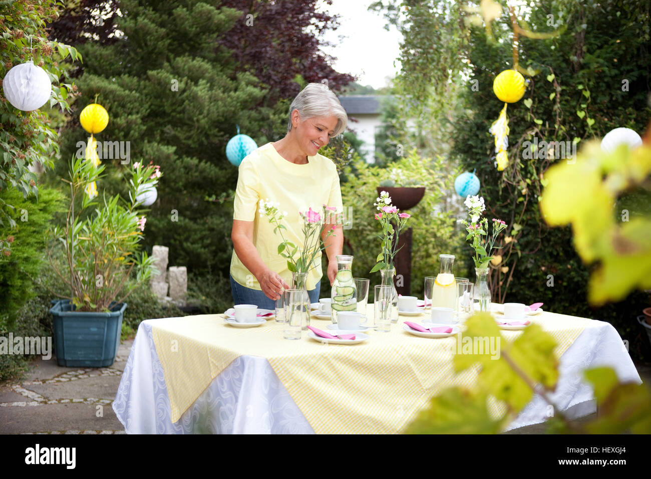 Femme Mature Pour Table De Jardin Decoration D Anniversaire Photo Stock Alamy