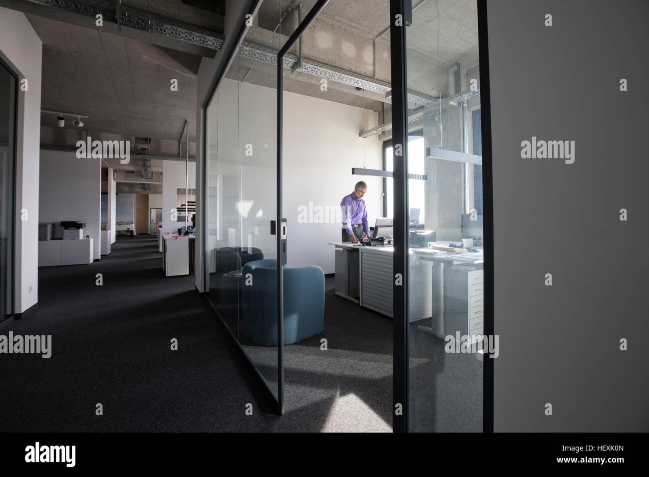 Businessman working alone in office Banque D'Images