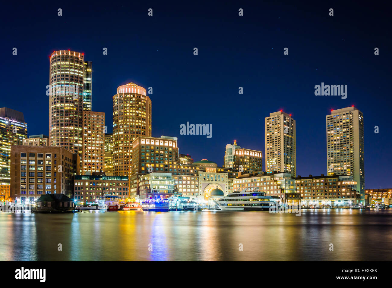 Les toits de Boston et Fort Point Channel dans la nuit, à Boston, Massachusetts. Banque D'Images